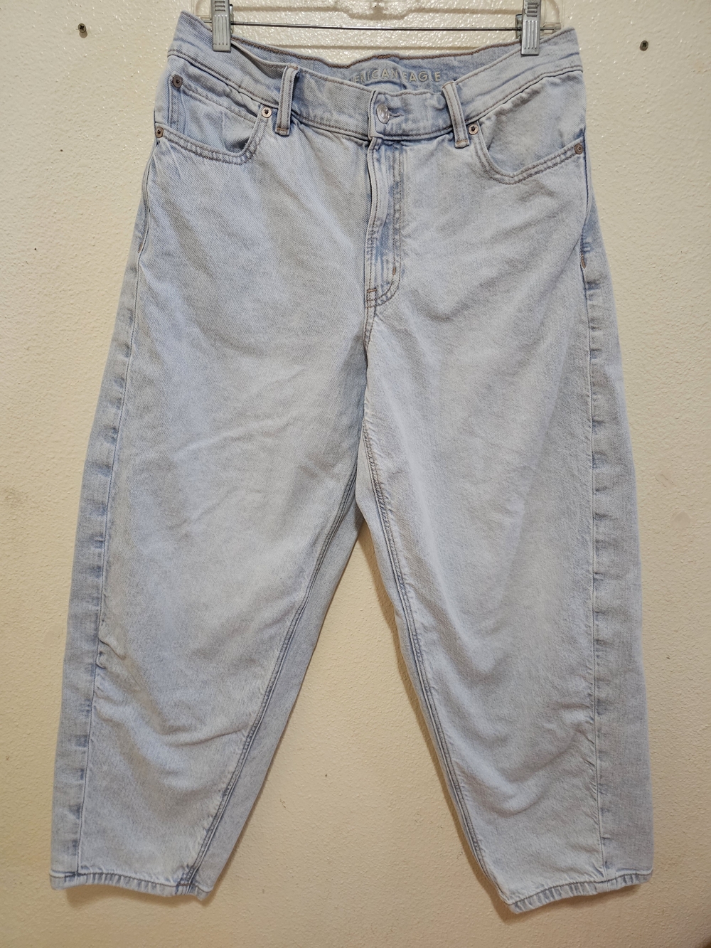 American Eagle Low-Rise Baggy Barrel Jeans Light Wash - Size 8 Short